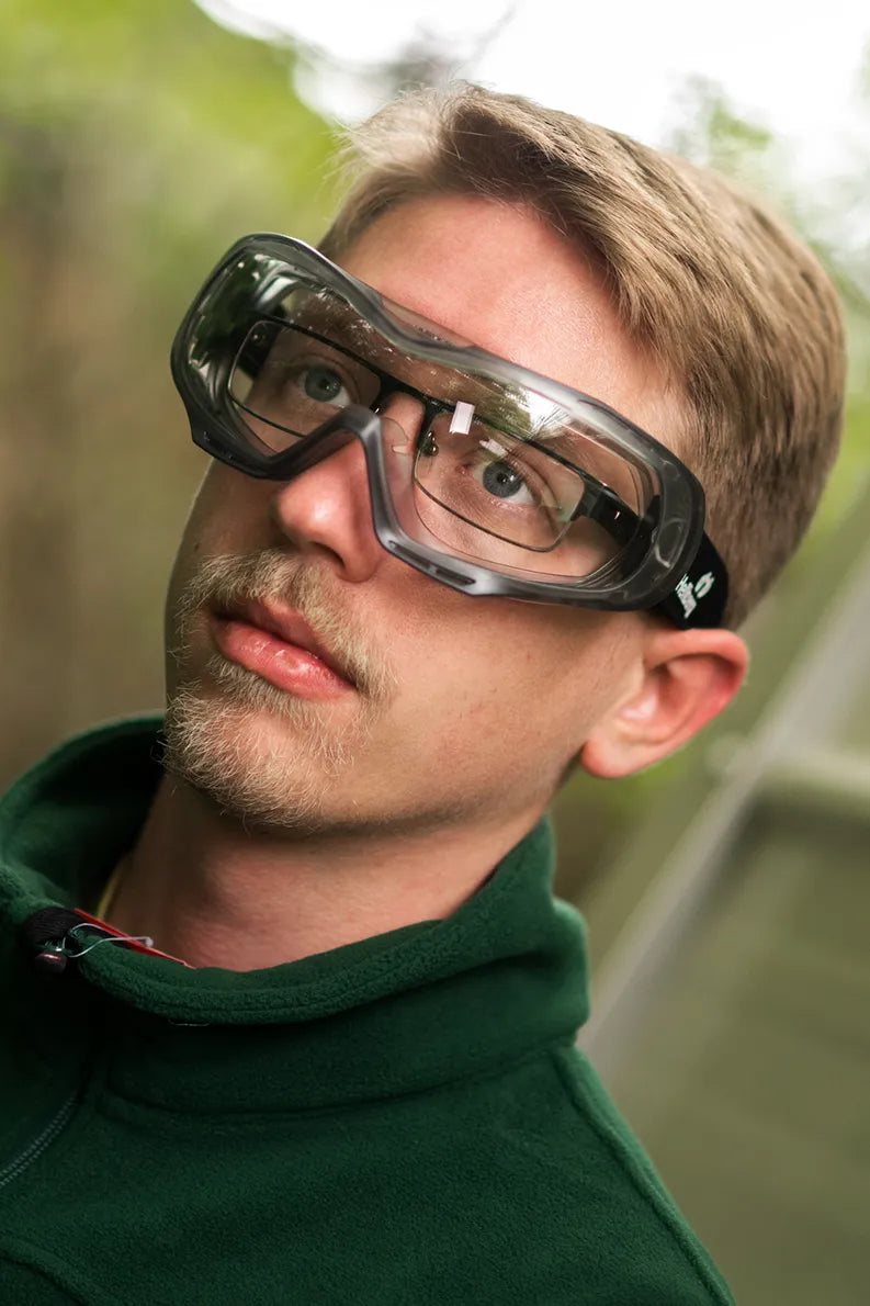 Hellberg Neon - Taktische Vollsicht-Schutzbrille - für Brillenträger - kratz- & beschlagfest - EN 166 - Klar/Schwarz-Grau